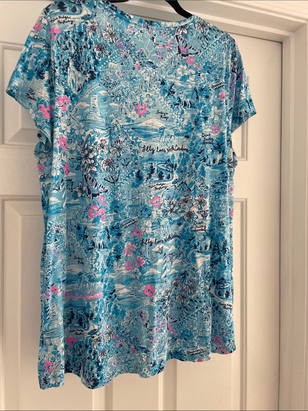 Lilly Pulitzer size XL Etta Tshirt in Lilly loves North Carolina pattern - Picture 3 of 7
